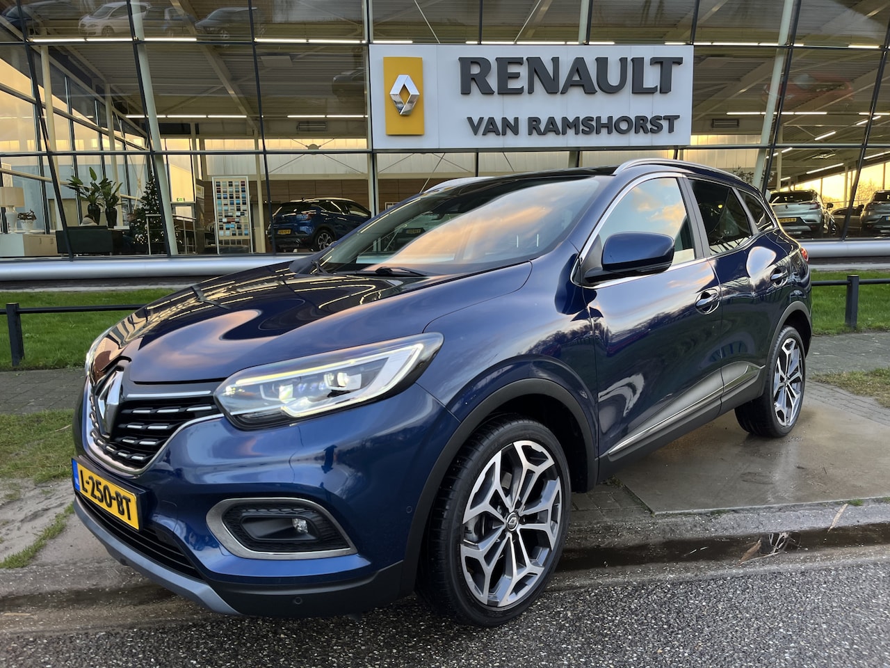 Renault Kadjar - 1.3 TCe Intens 140 PK / Automaat / Trekhaak / Camera / Keyless / Climate / PDC V+A / LMV / - AutoWereld.nl