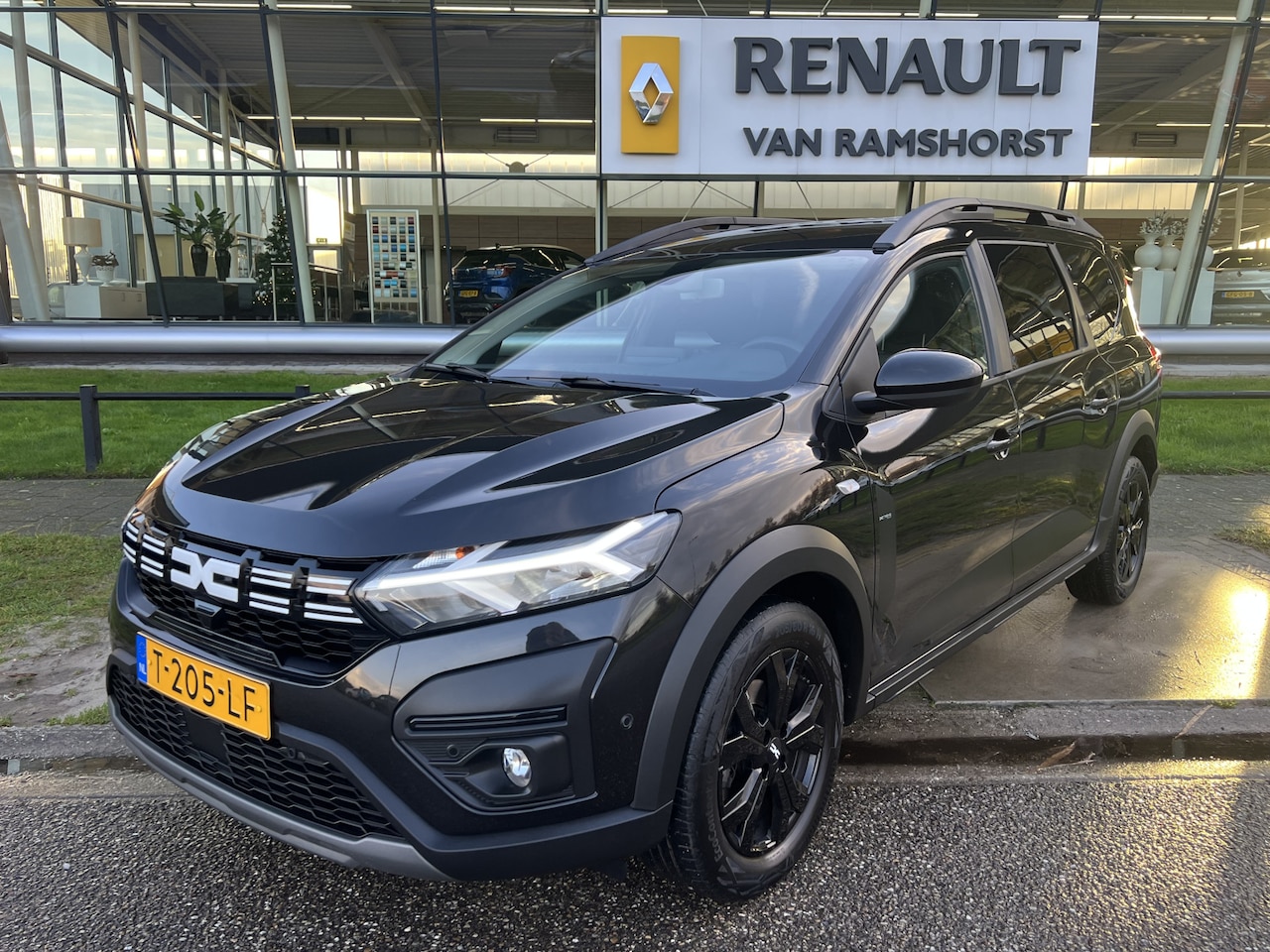 Dacia Jogger - 1.0 TCe 100 ECO-G Extreme 7-Persoons / LPG-G3 / Trekhaak / Camera / PDC V+A / Apple Carpla - AutoWereld.nl