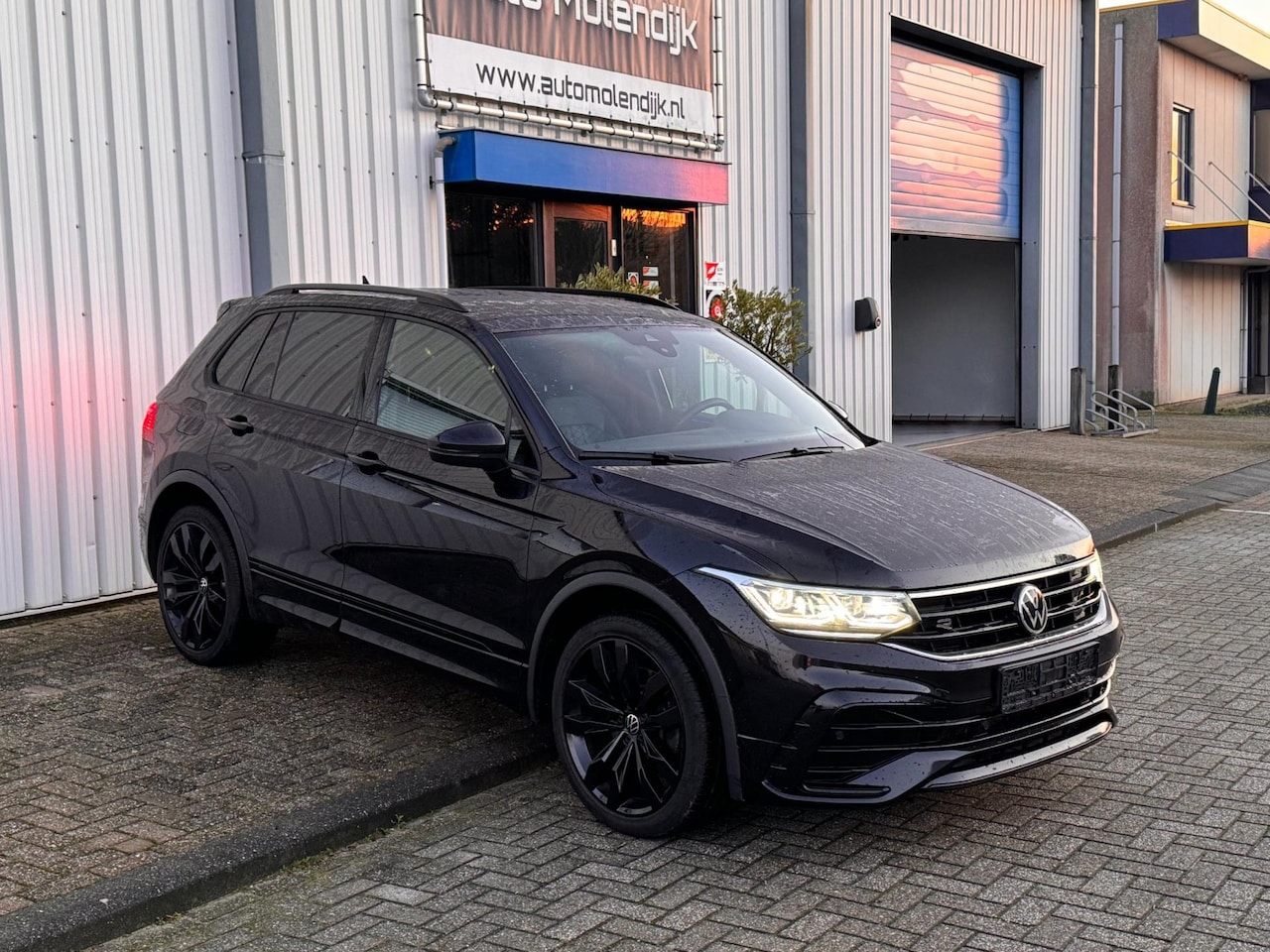 Volkswagen Tiguan - 1.4 TSI eHybrid R- Line Keyless / Matrix IQ Light / Camera / Black style / 20 Inch Suzuka - AutoWereld.nl