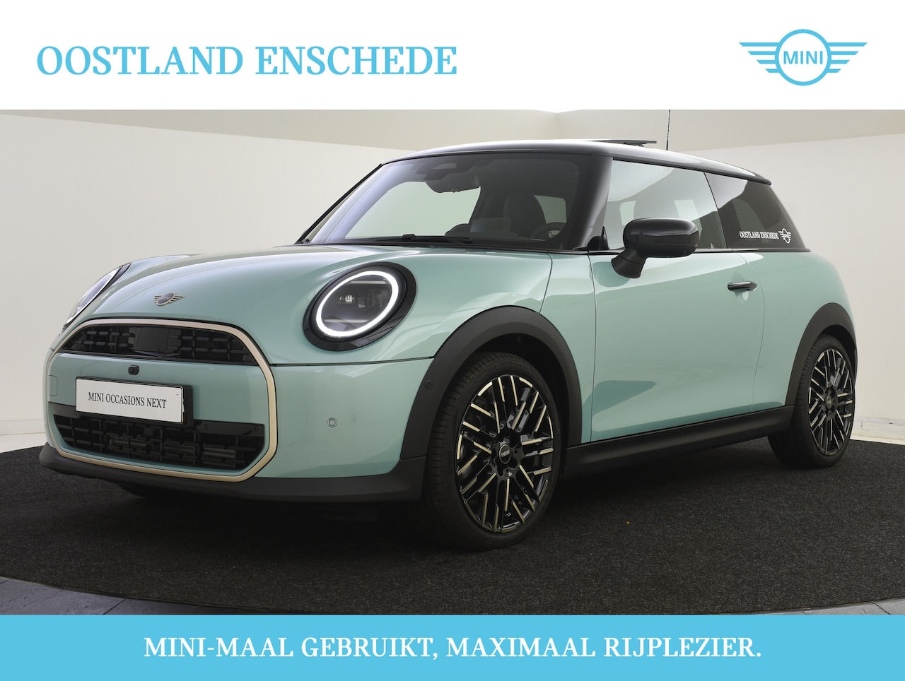 MINI Cooper - Hatchback C Favoured Automaat / Panoramadak / JCW Sportstoelen / Parking Assistant Plus / - AutoWereld.nl