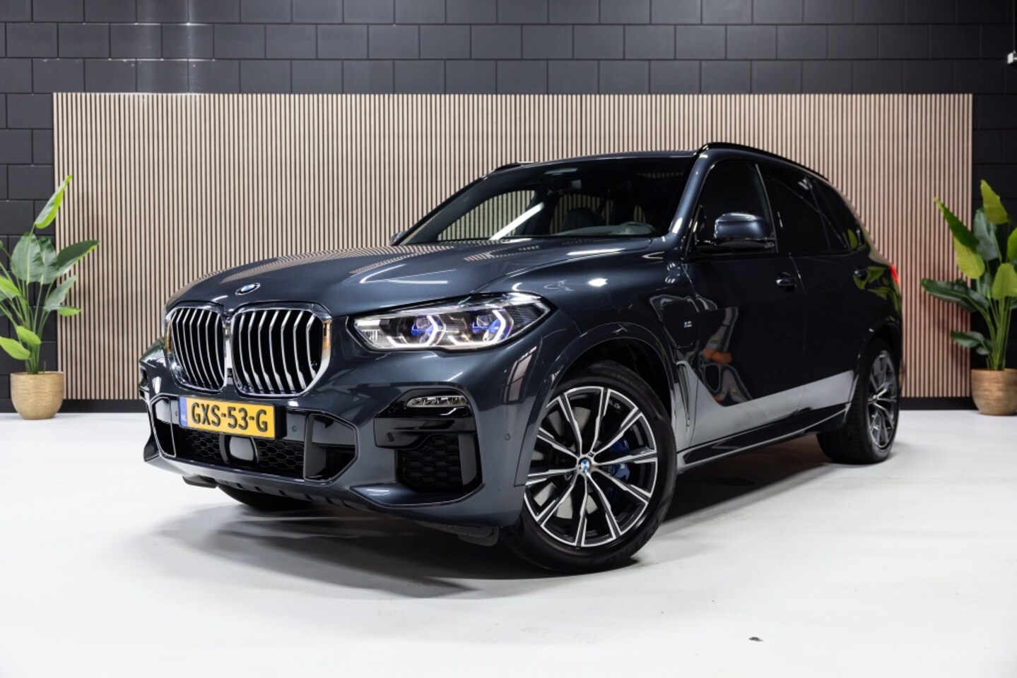 BMW X5 - X5 xDrive45e M Sport | MASSAGE | B&W | HUD | SOFTCLOSE | SKYLOUN - AutoWereld.nl