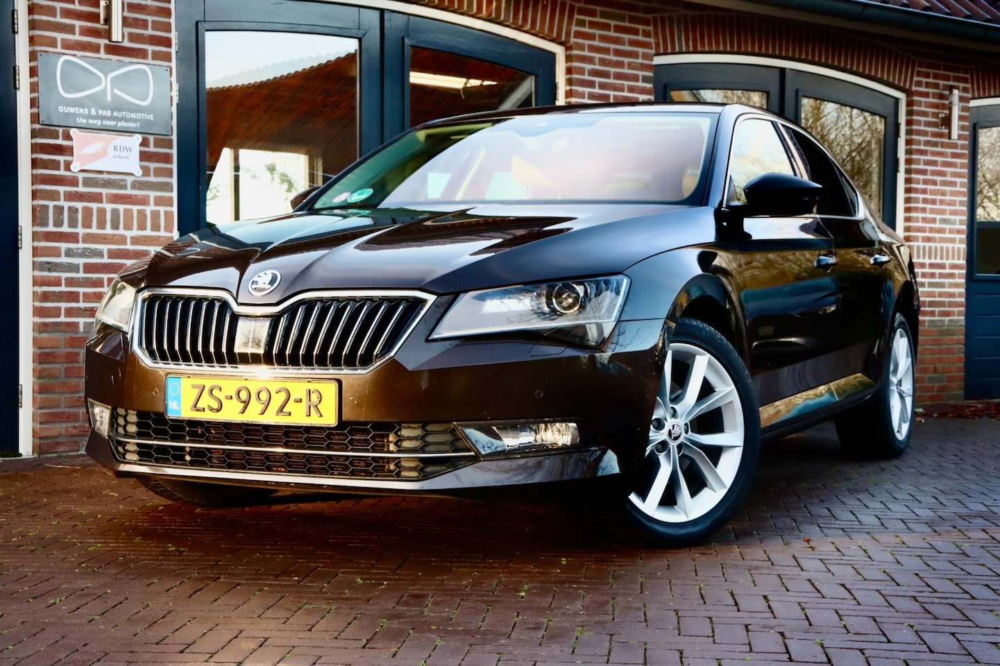 Skoda Superb - 1.5 TSI ACT Business Edition | LEER | NAVIGATIE | CARPLAY | LED - AutoWereld.nl