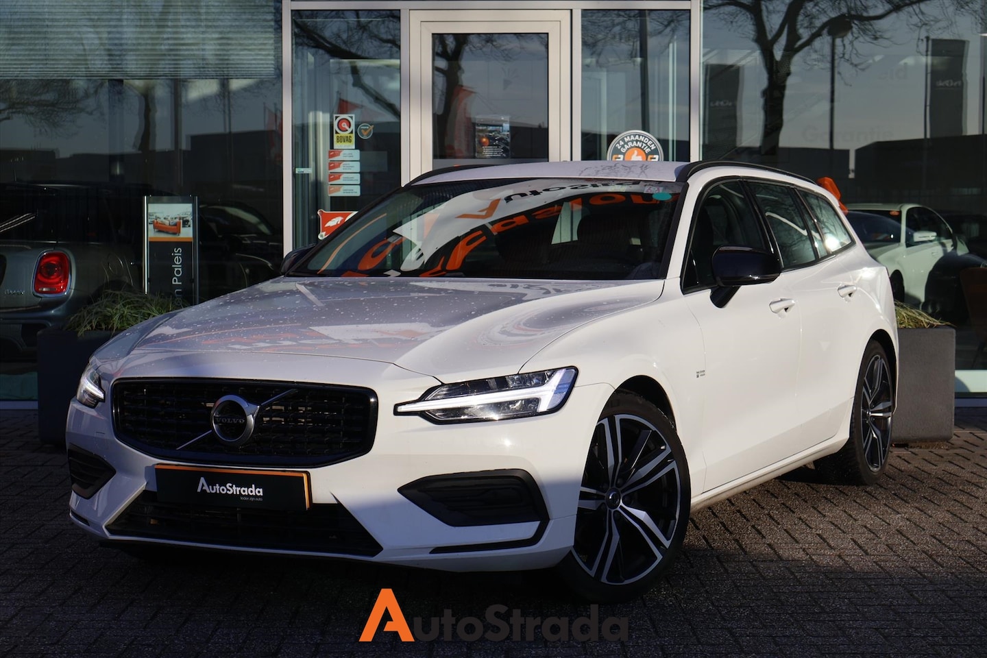 Volvo V60 - B3 Momentum 163pk Geartronic Mild Hybrid | LED | Camera | Trekhaak | Cruise | Climate - AutoWereld.nl