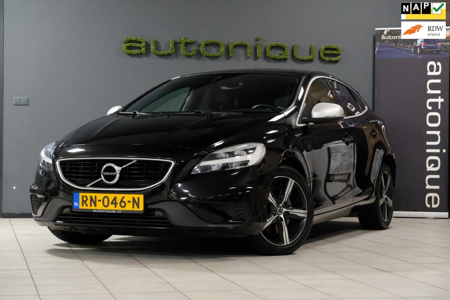 Volvo V40 - 2.0 T4 R-Design **PANORAMADAK** Sportleder/Navi/190pk |125.726km Org. NL| - AutoWereld.nl