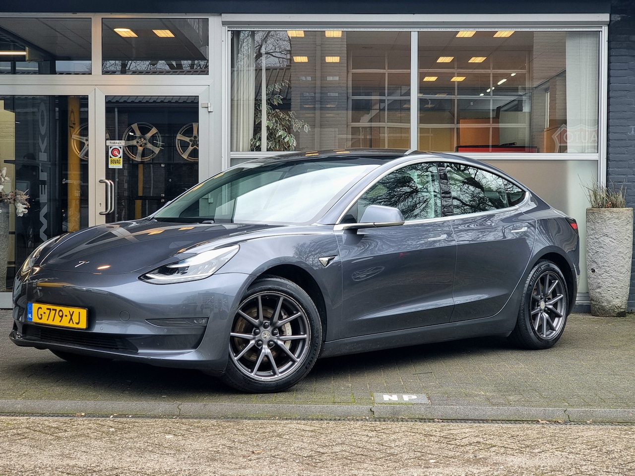 Tesla Model 3 - Long Range RWD Long Range AWD 75 kWh PANO / NAP / GOED ONDERHOUDEN - AutoWereld.nl