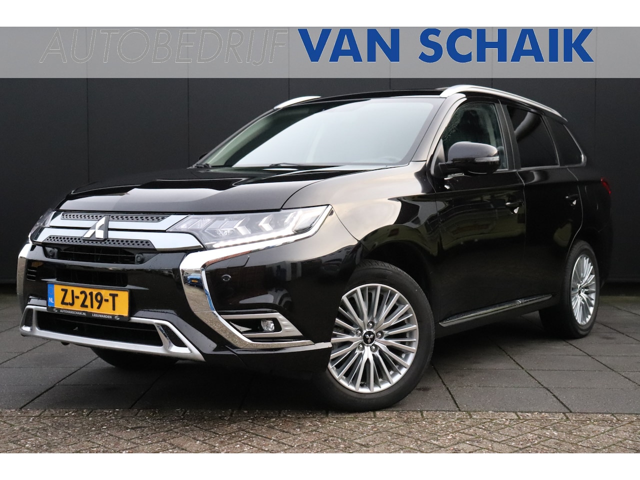 Mitsubishi Outlander - 2.4 PHEV Intense+ | TREKHAAK | 4WD | CAMERA | PANO | NAVI - AutoWereld.nl