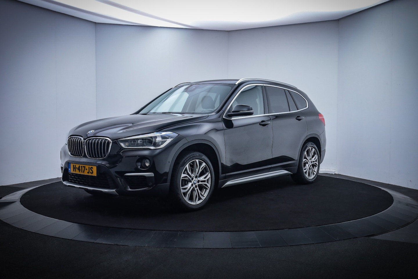 BMW X1 - 18iA X-LINE Executive 1/2 LEDER/NAVI - AutoWereld.nl