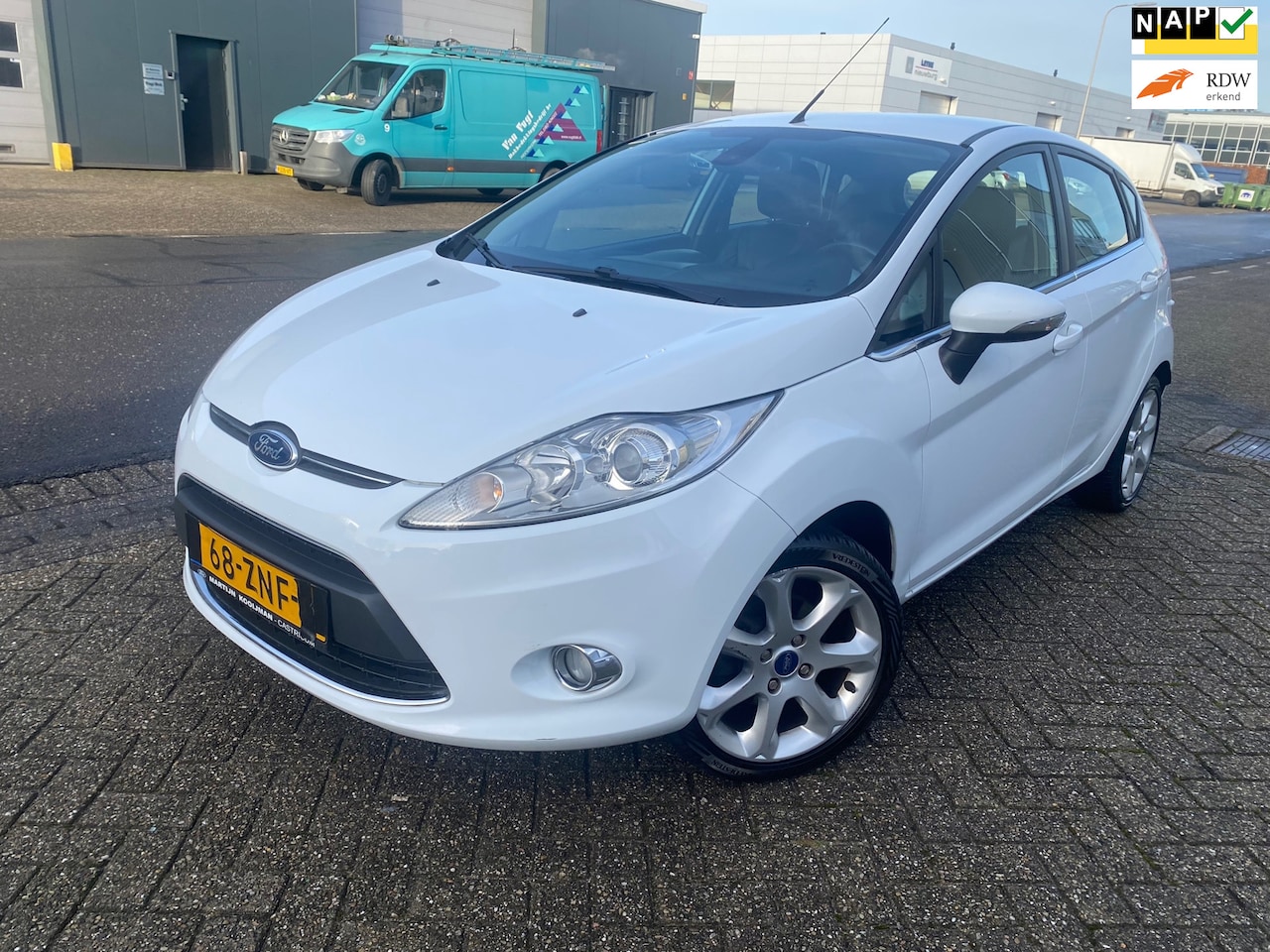 Ford Fiesta - 1.25 Titanium / NAP / AIRCO / APK / LEER / STOELVERWARMING / BOEKJES / 2 SLEUTELS / ZEER N - AutoWereld.nl