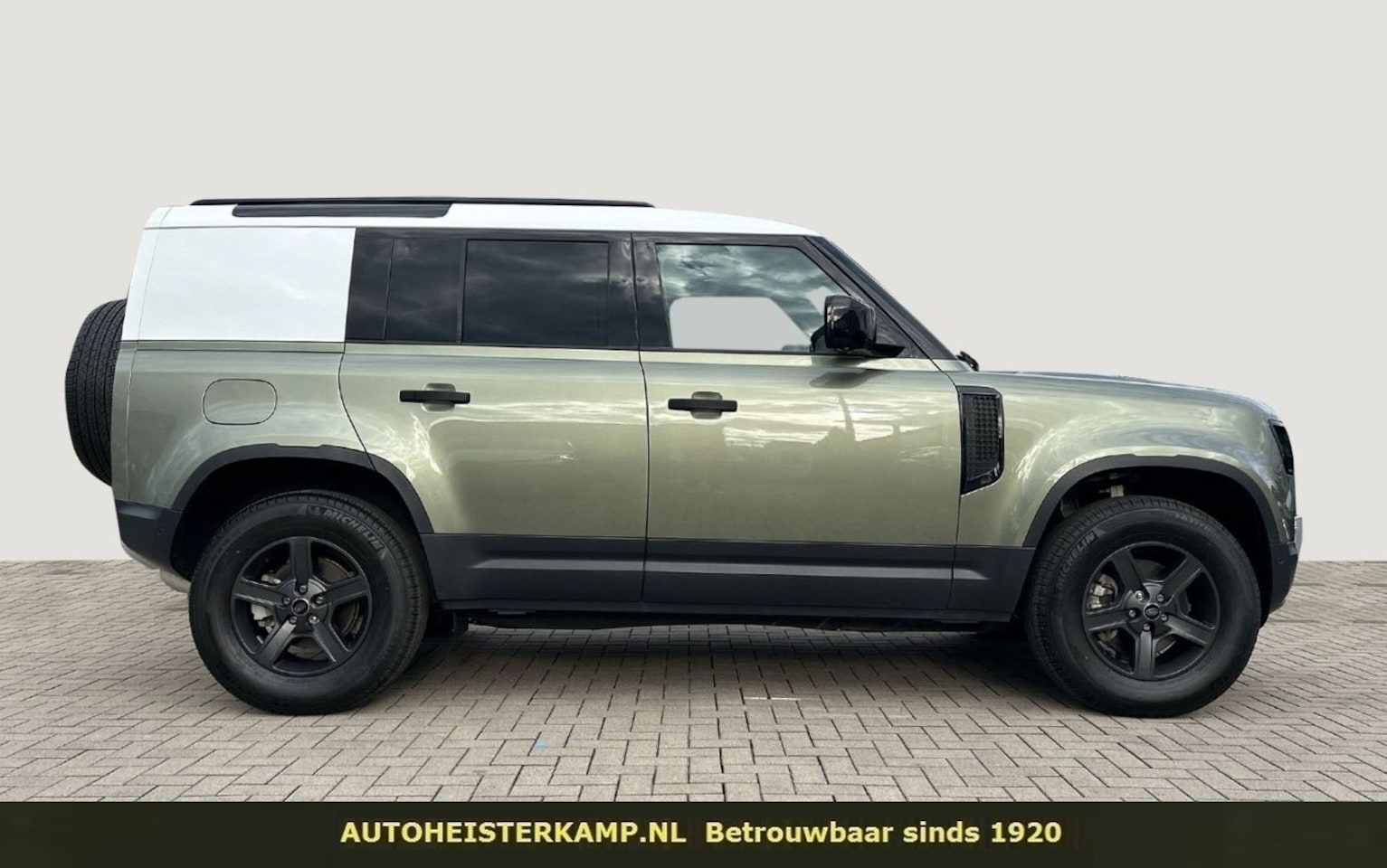 Land Rover Defender Hard Top - 3.0 D250 110 LED Navi Trekhaak Surround View - AutoWereld.nl