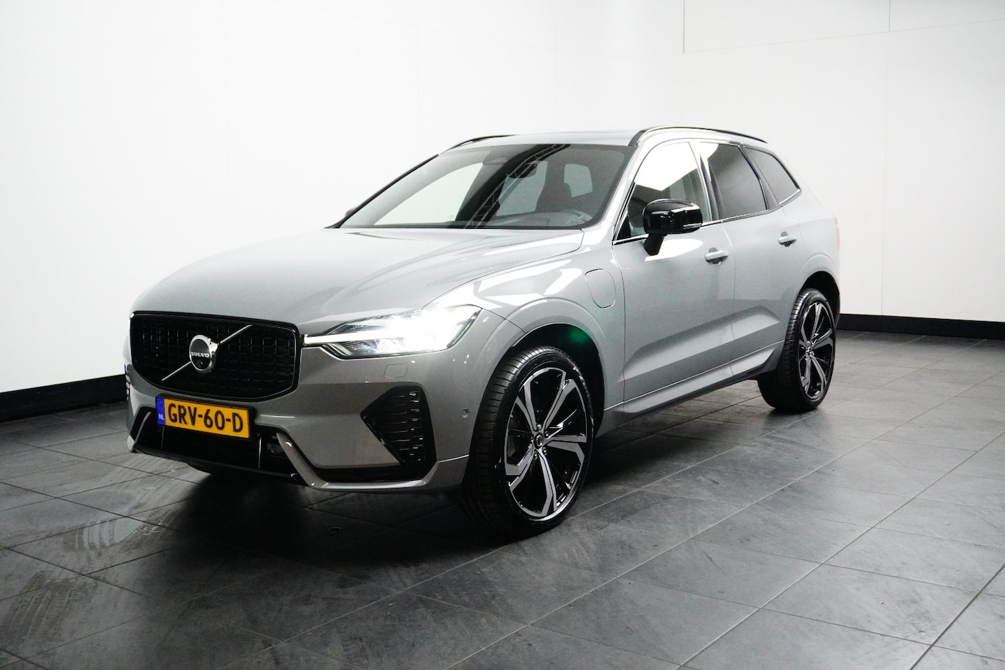 Volvo XC60 - Recharge T6 AWD Plus Dark | Lightning Pack | Harman Kardon | Sportstoelen | Donkere hemel - AutoWereld.nl