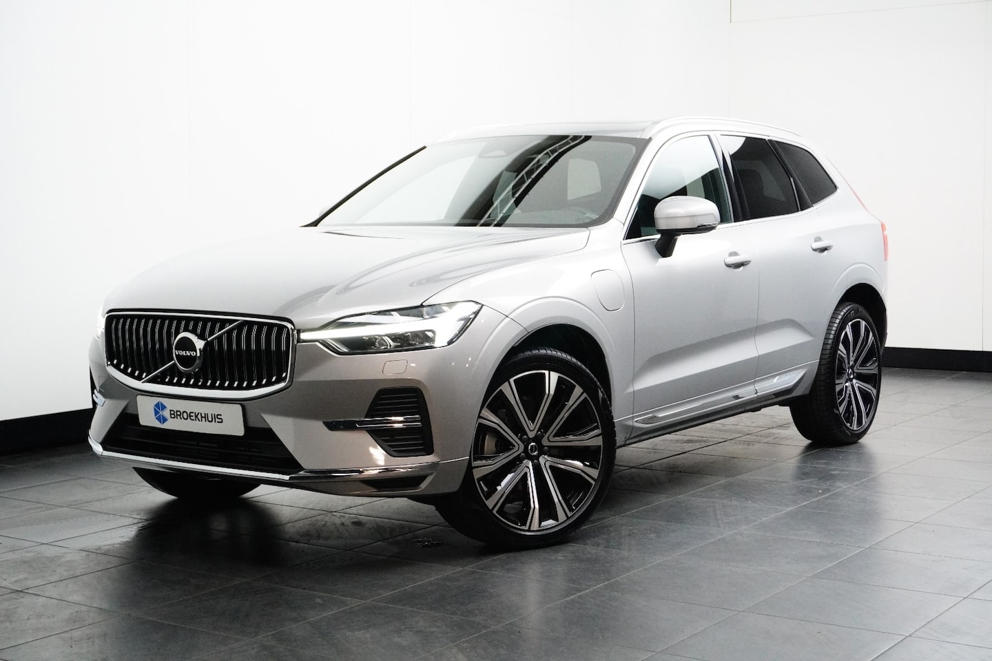 Volvo XC60 - Recharge T6 AWD Plus Bright | Lightning Pack | 21" lichtmetaal | Getint Glas | Parkeerverw - AutoWereld.nl