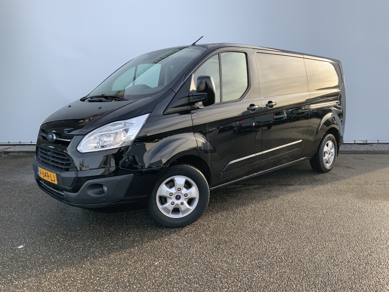 Ford Transit Custom - 290 2.0 TDCI L2H1 Airco Cruise Imperiaal 3 Zits Trekhaak 2800 kg Camera Euro 6 - AutoWereld.nl