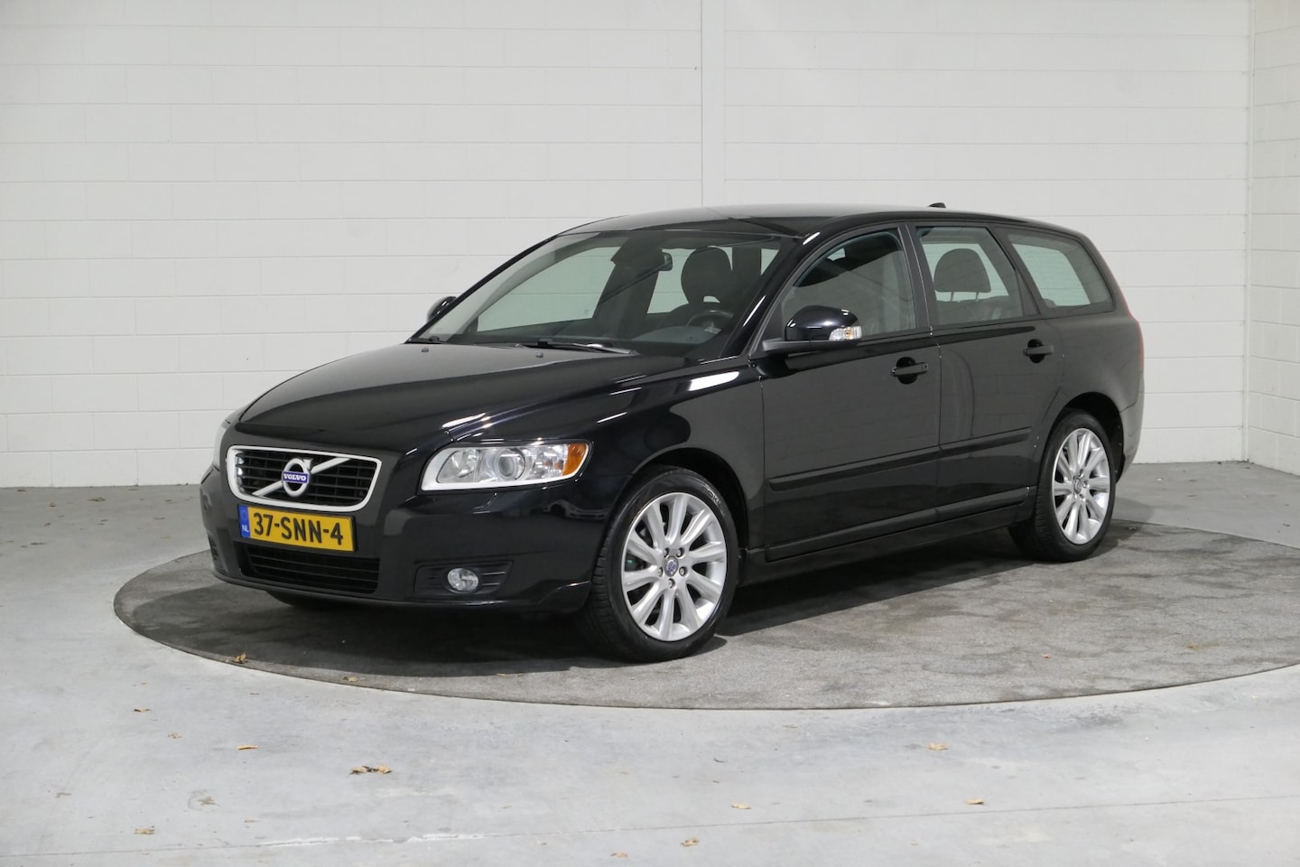 Volvo V50 - 2.0 Limited Edition 2.0 Limited Edition, Leder, Cruise, navi, Trekhaak, Lichtmetaal, Parkeersensoren achter, 1 - AutoWereld.nl