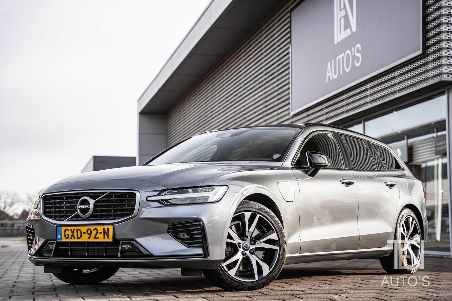 Volvo V60 - 2.0 T8 Twin Engine AWD R-Design | Intellisafe | Harman/Kardon | Keyless | Panodak | Stoelv - AutoWereld.nl