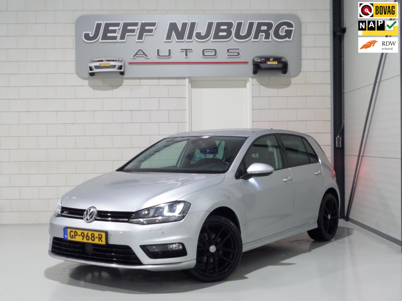 Volkswagen Golf - 1.2 TSI DSG R-Line Connected "Origineel NL!" Apple-Carplay Xenon-LED Massage, van 2e eigen - AutoWereld.nl