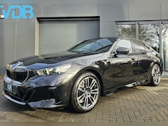 BMW 5-serie - 520i NIEUWSTE MODEL M-SPORT HARMAN HEADUP BOMVOL