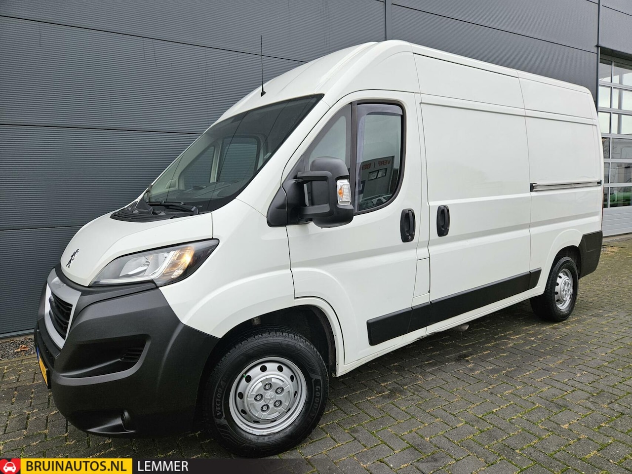 Peugeot Boxer - 2.2HDI L2H2 Airco navi 120 Pk 2x schuifdeur - AutoWereld.nl