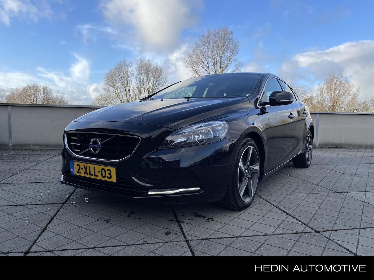 Volvo V40 - 1.6 T2 Momentum | Navigatie | Achteruitrijcamera | Airco | Cruise Control | Licht interieu - AutoWereld.nl