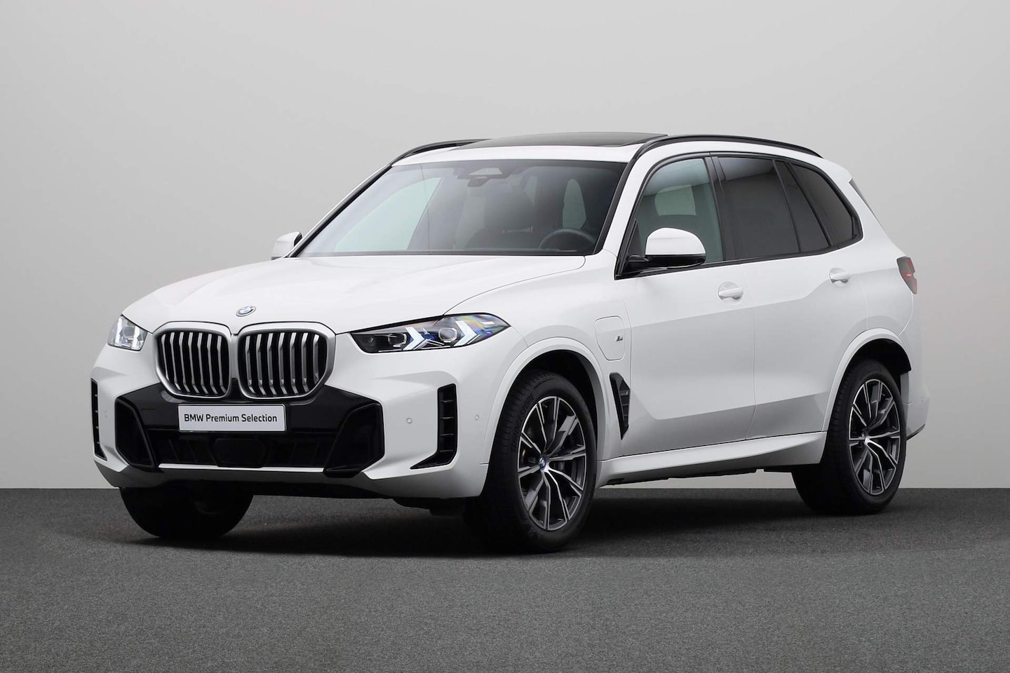 BMW X5 - xDrive50e M-Sport | Trekhaak | Driving Assistant | Harman/Kardon Surround Sound systeem | - AutoWereld.nl