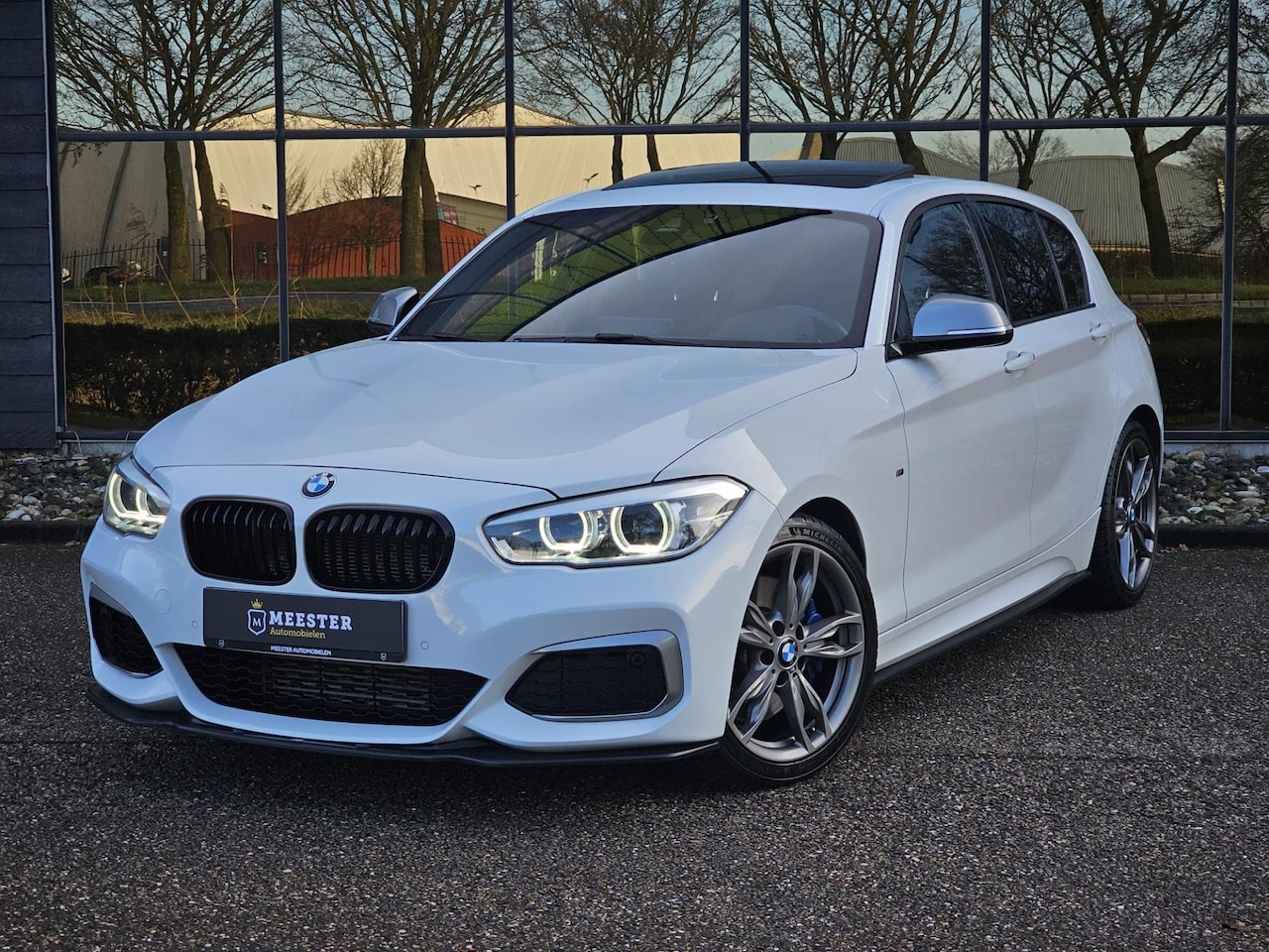 BMW 1-serie - M135i xDrive |OPENDAK|H&K|STUUR/STOELVERW - AutoWereld.nl