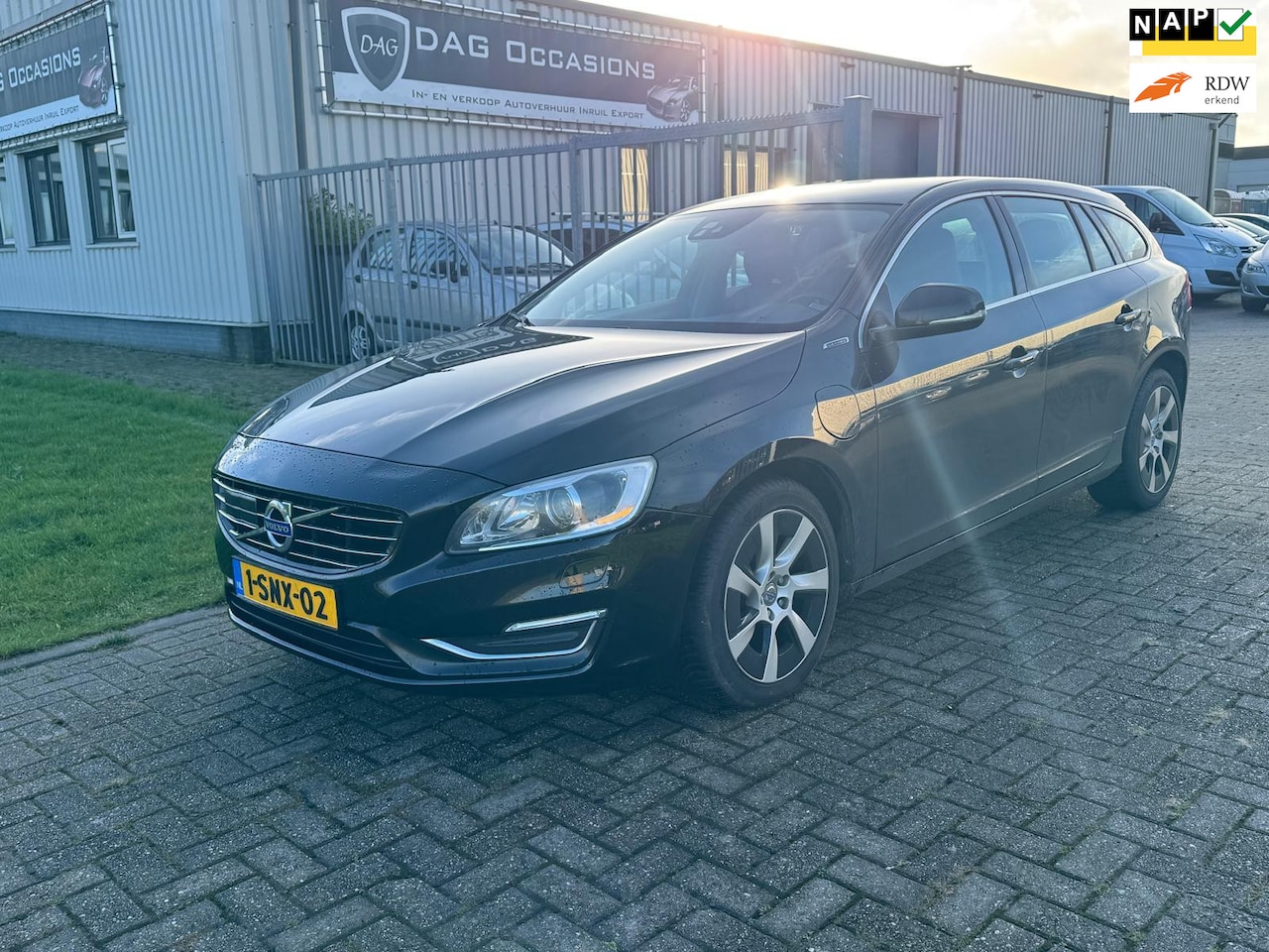 Volvo V60 - 2.4 D6 AWD Plug-In Hybrid Summum AUTOMAAT|ADAPTIEF CRUISE|NAVI|LEER - AutoWereld.nl