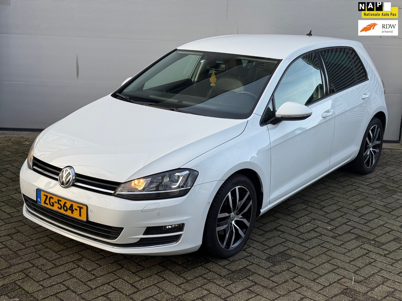 Volkswagen Golf - 1.4 TSI Highline l Xenon l Alcantara l Distr VV l Automaat l Climate l Navi l Cruise l - AutoWereld.nl