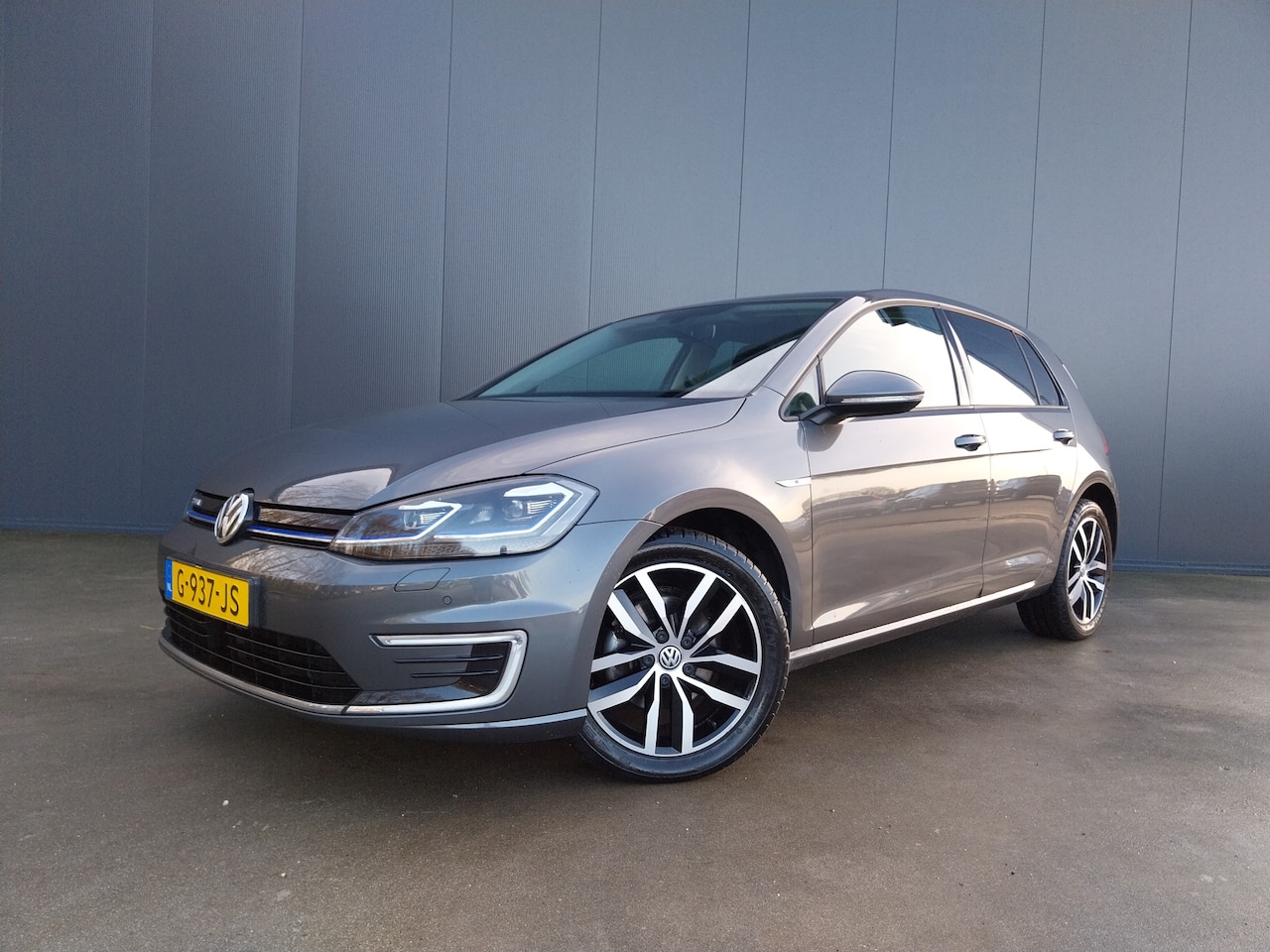 Volkswagen e-Golf - 100 KW VIRTUAL COCKPIT ADAPT CRUISE CAMERA WARMTEPOMP FULL LED NAVI ECC 2X LAADSNOER - AutoWereld.nl