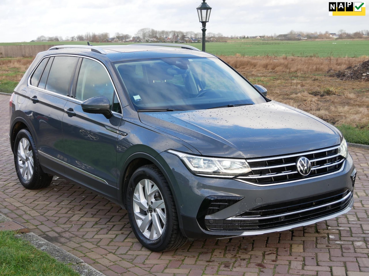 Volkswagen Tiguan - 2.0 TDI ELEGANCE EXE 110kW AUT PANO ** 20499 NETTO ** - AutoWereld.nl