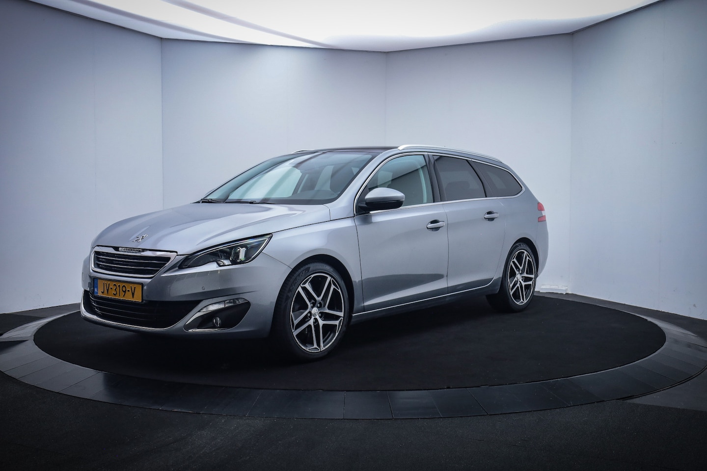 Peugeot 308 SW - 1.2T Premium Edition PANO/FULL LED/NAVI/CLIMA/CRUISE/LMV 18''/TREKHAAK - AutoWereld.nl