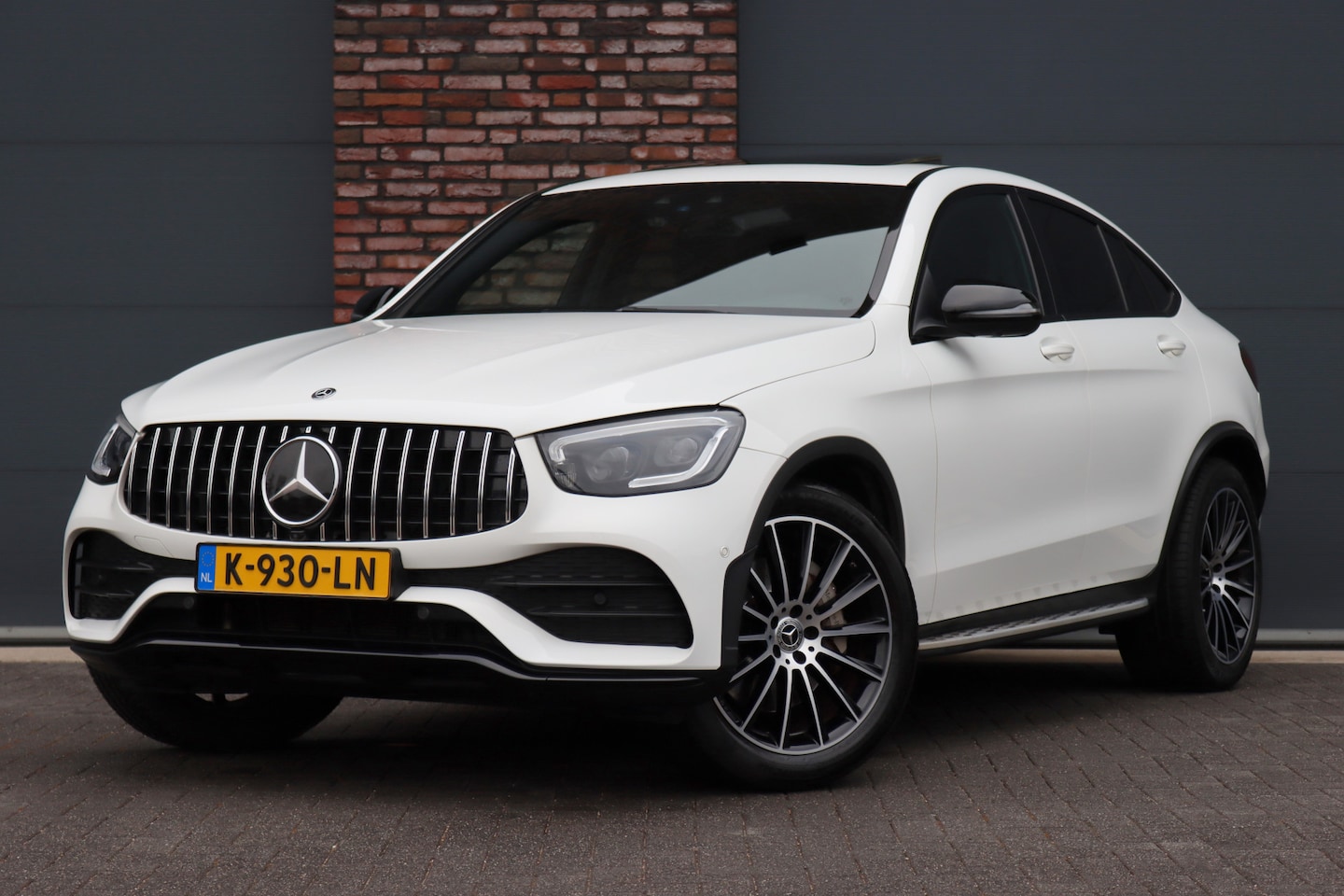 Mercedes-Benz GLC-klasse Coupé - 300 4MATIC Premium+ AMG Line Aut9 | Schuifdak | Distronic+ | Trekhaak | Burmester | Memory - AutoWereld.nl