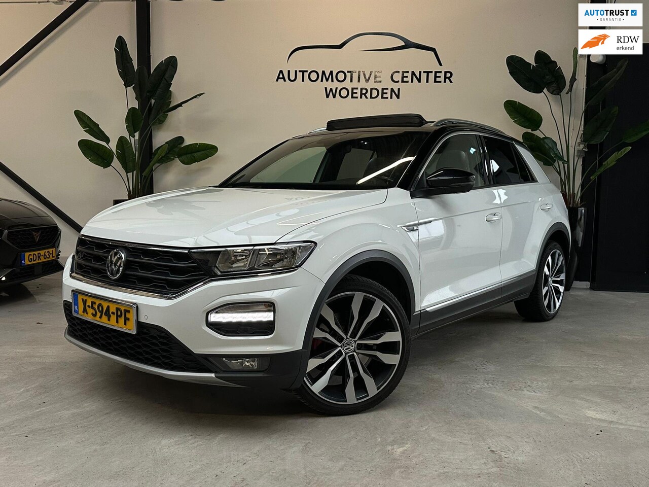 Volkswagen T-Roc - 1.5 TSI R-LINE LED VIRTUAL PANO ACC NAVI CARPLAY - AutoWereld.nl