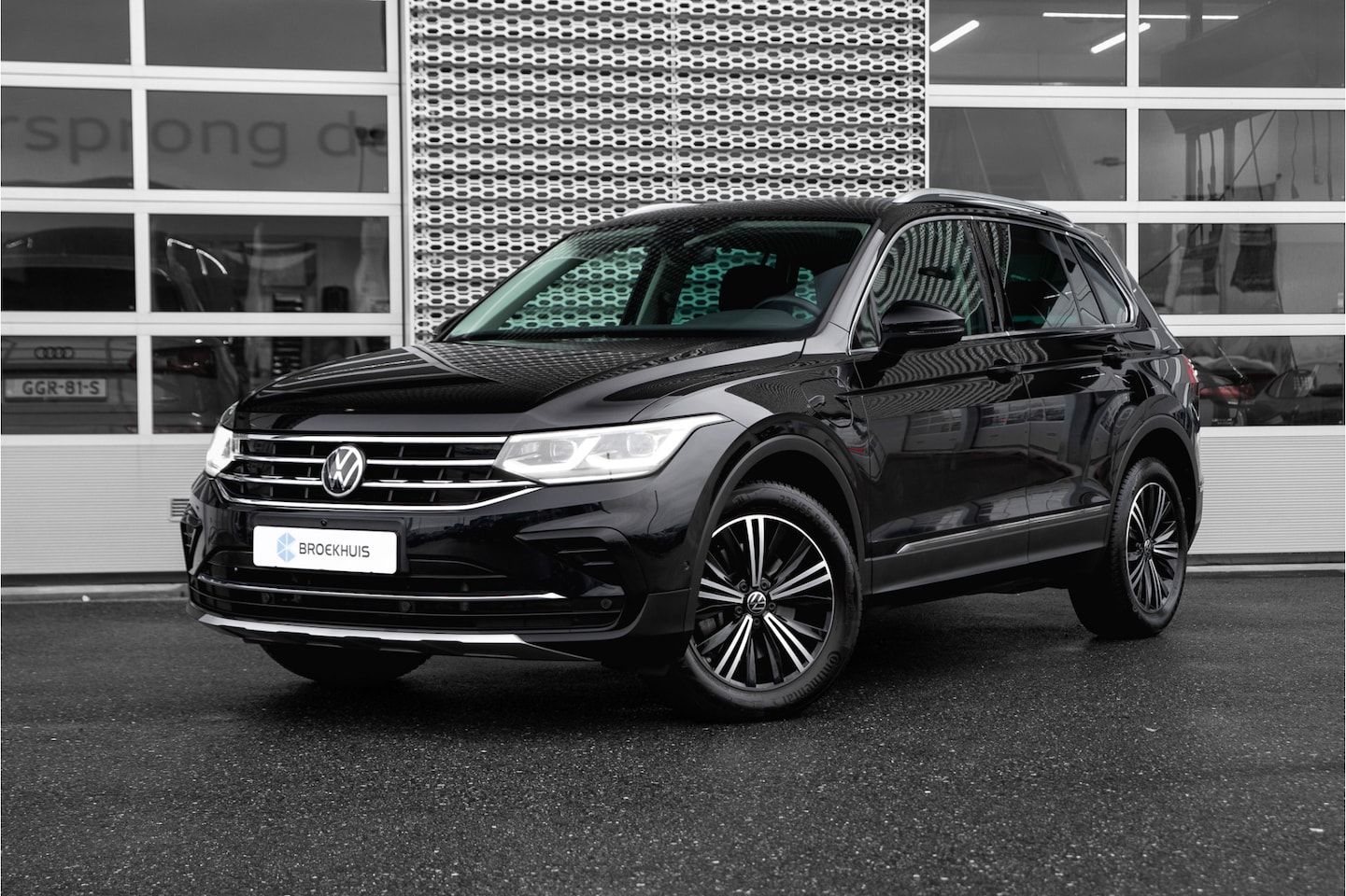 Volkswagen Tiguan - 1.4 TSI eHybrid Elegance | Panoramadak | 18" | - AutoWereld.nl