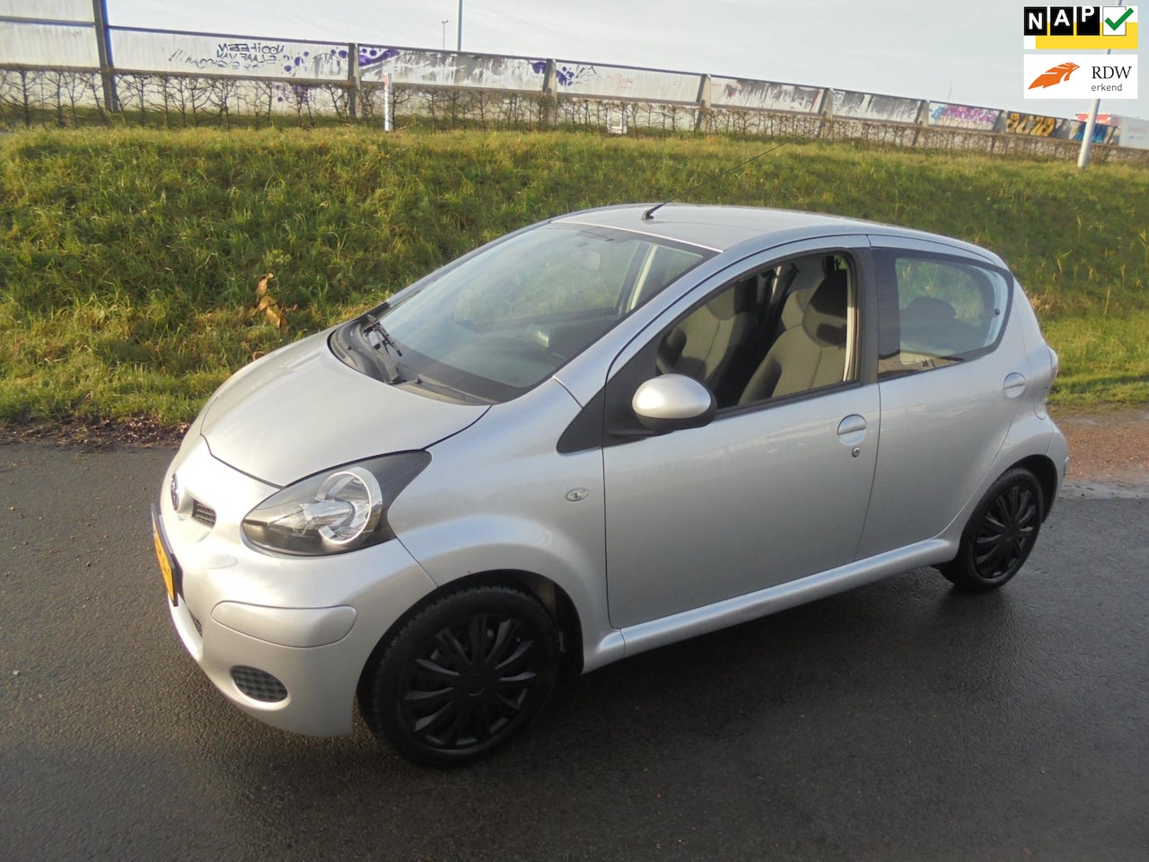 Toyota Aygo - Toyota ayco 1.0 benzine Automaat airco navigatie 67.000km - AutoWereld.nl