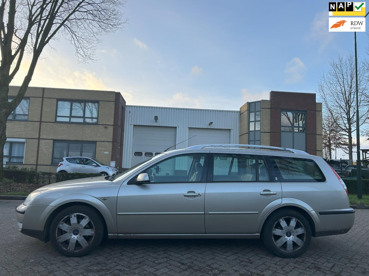 Ford Mondeo Wagon - 2.0-16V Ghia Executive AUTOMAAT 2004 leer airco trekhaak 750 snel weg - AutoWereld.nl