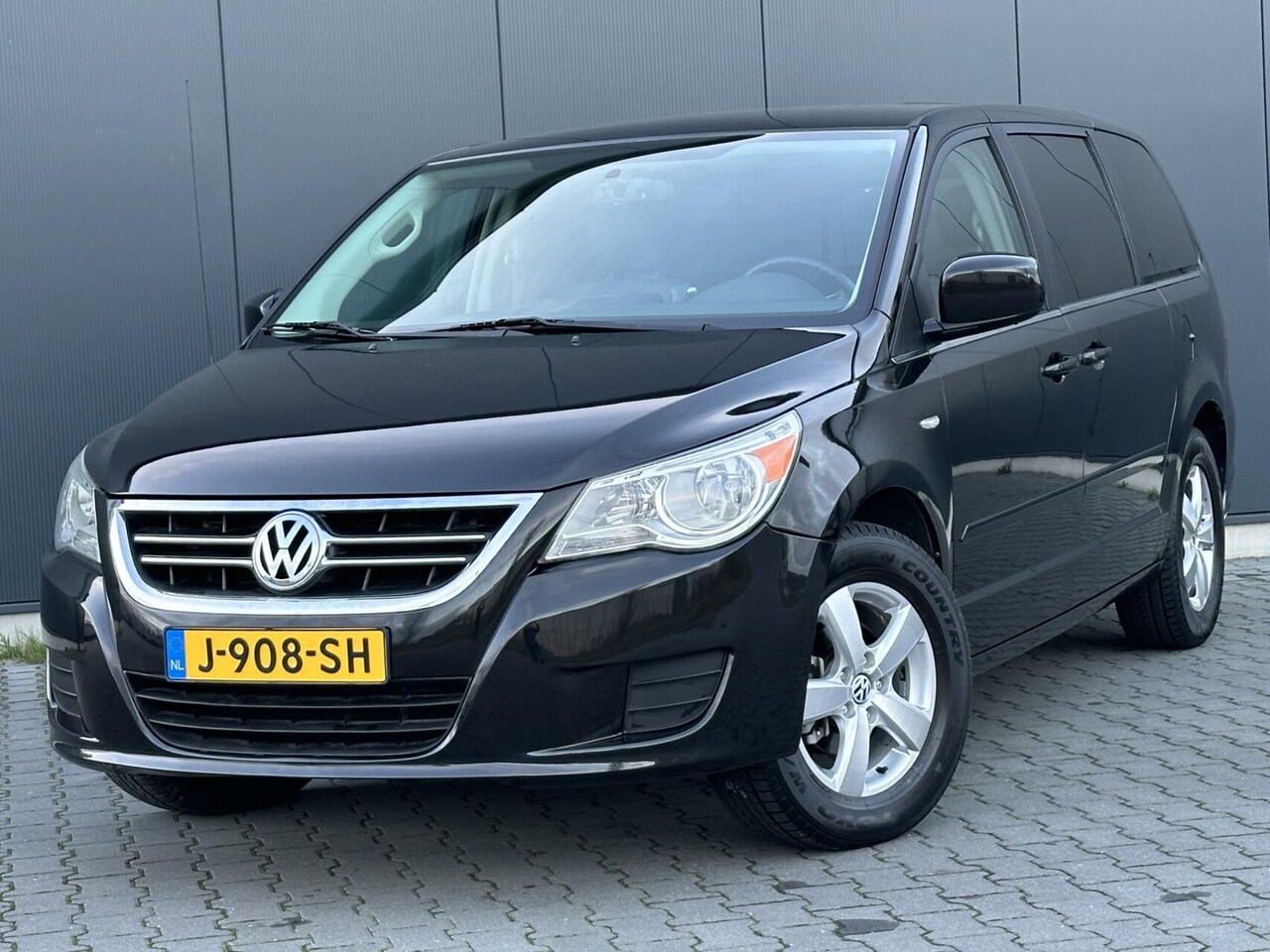 Volkswagen Routan - 3.8 V6 7-Persoons - Leder  - DVD - Zeer Vol - Nette Auto - AutoWereld.nl