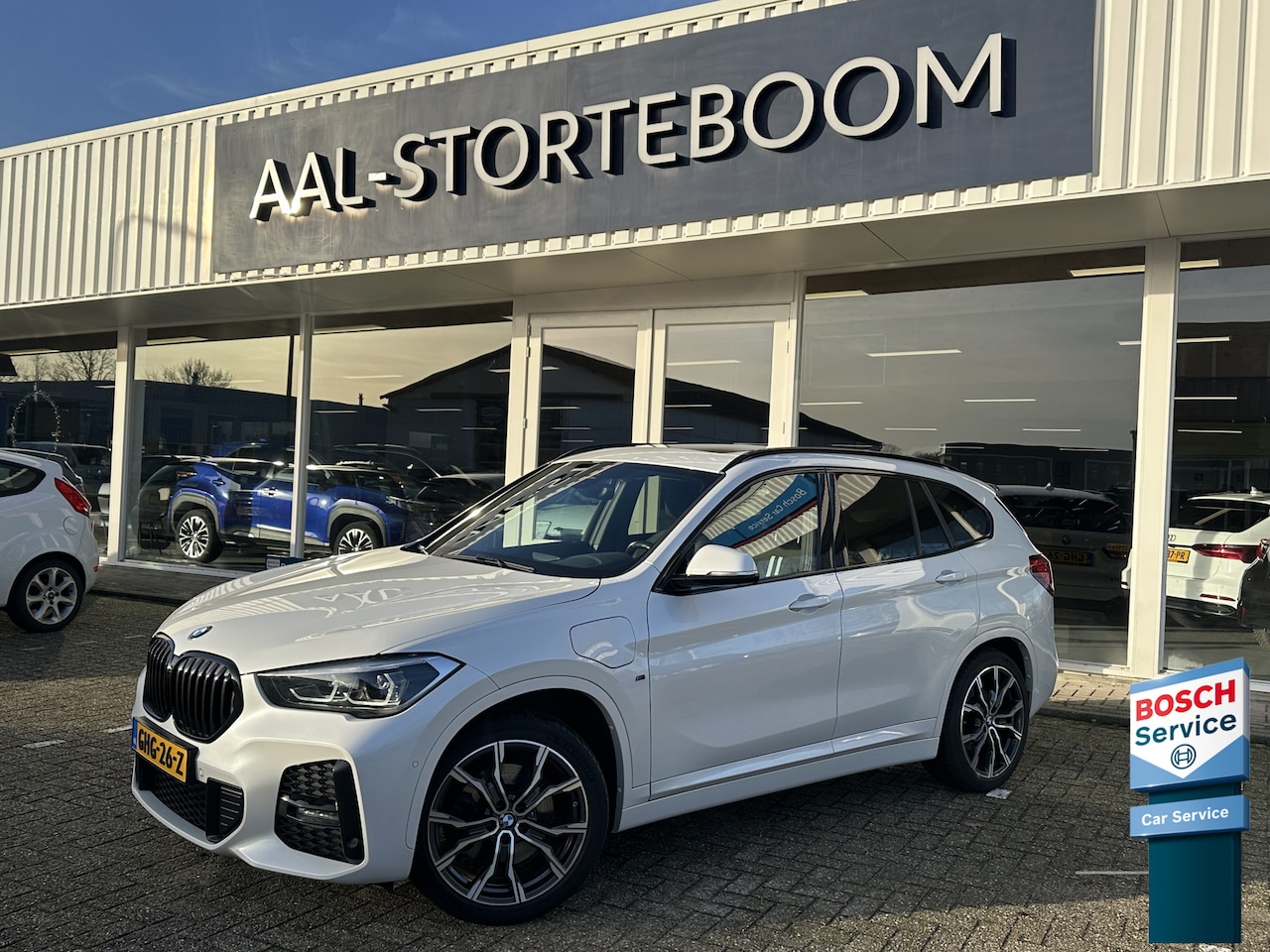 BMW X1 - xDrive25e High Executive M Sport | Black line | LED | Pano | Apple Carplay | DAB | Keyless - AutoWereld.nl