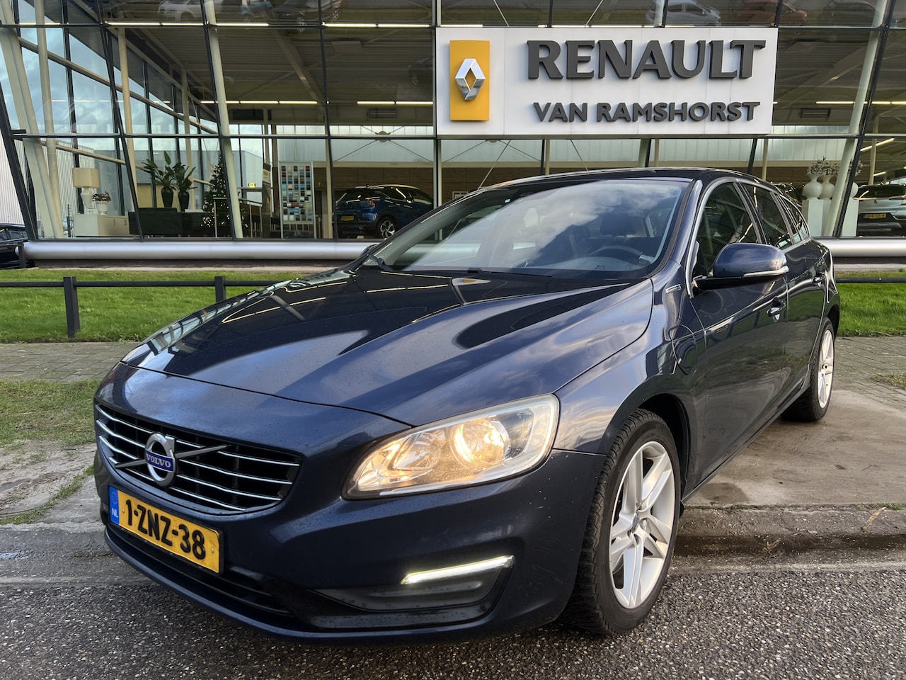 Volvo V60 - 2.4 D6 AWD Plug-In Hybrid Momentum / 2e Eigenaar / Cruise / Stoelverw. V+A / Climate / - AutoWereld.nl