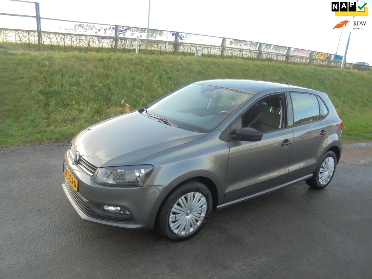 Volkswagen Polo - Volkswagen polo 1.0 benzine 5 deurs airco navigatie 110.000km - AutoWereld.nl