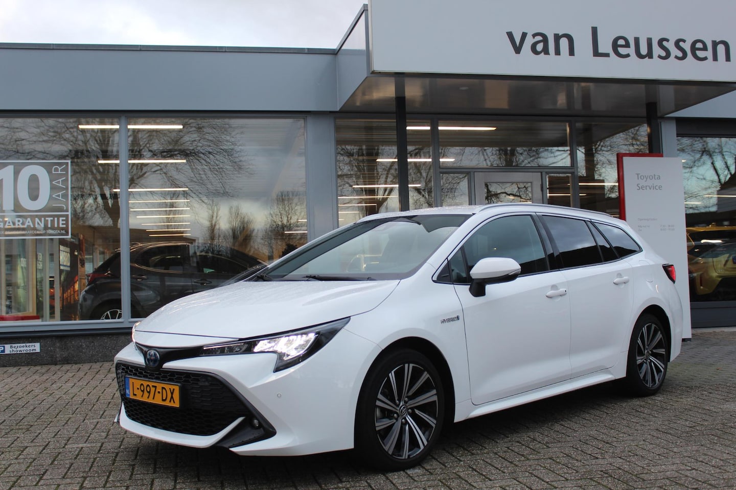 Toyota Corolla Touring Sports - 2.0 HYBRID BUSINESS PLUS STOELVERW. LED DAB KEYLESS SENSOREN V+A APPLE/ANDROID AD-CRUISE C - AutoWereld.nl