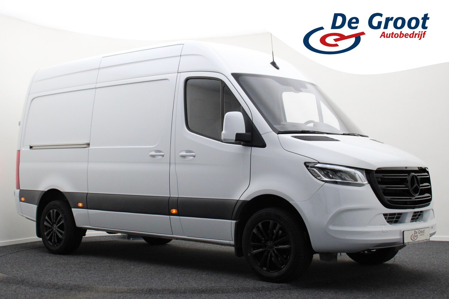 Mercedes-Benz Sprinter - 317 CDI AUT. L2H2 3-Zits, Standkachel, LED, Camera, Cruise, Apple Carplay, Trekhaak, 18'' - AutoWereld.nl