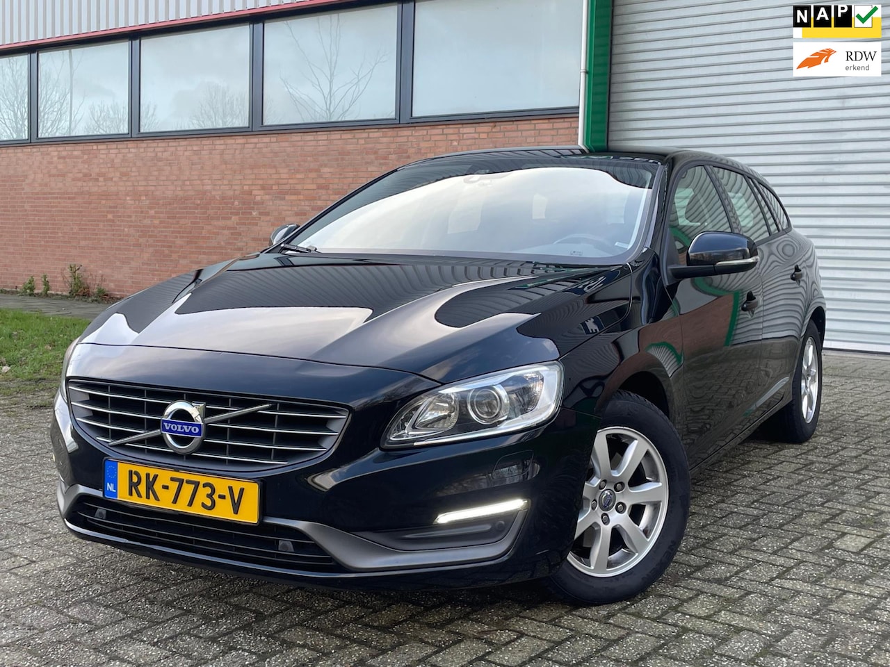 Volvo V60 - 2.0 D3 Navigatie Stoelverwarming Trekhaak Airco - AutoWereld.nl