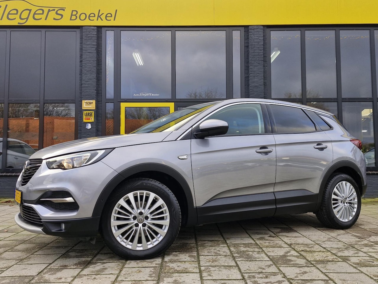 Opel Grandland X - 1.2 Turbo Innovation | Trekhaak | Parkeer Sensoren V + A | Apple Carplay | Android Auto - AutoWereld.nl