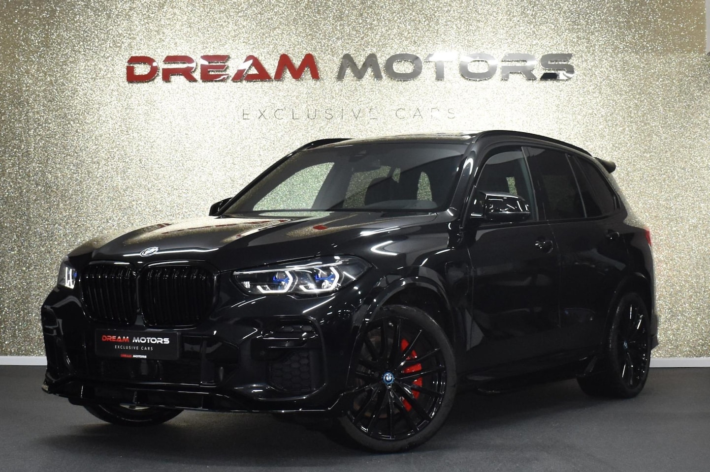 BMW X5 - 45e M-Sport xDrive 394pk | AKRAPOVIC | MASSAGE | CARBON | CRYSTAL POOK - AutoWereld.nl