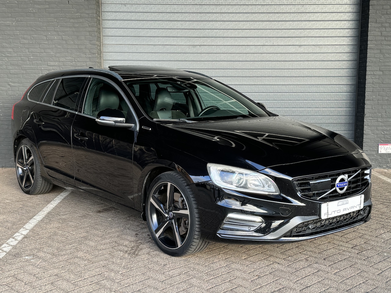 Volvo V60 - 2.4 D6 Twin Engine R-Design 2.4 D6 Twin Engine R-Design - AutoWereld.nl