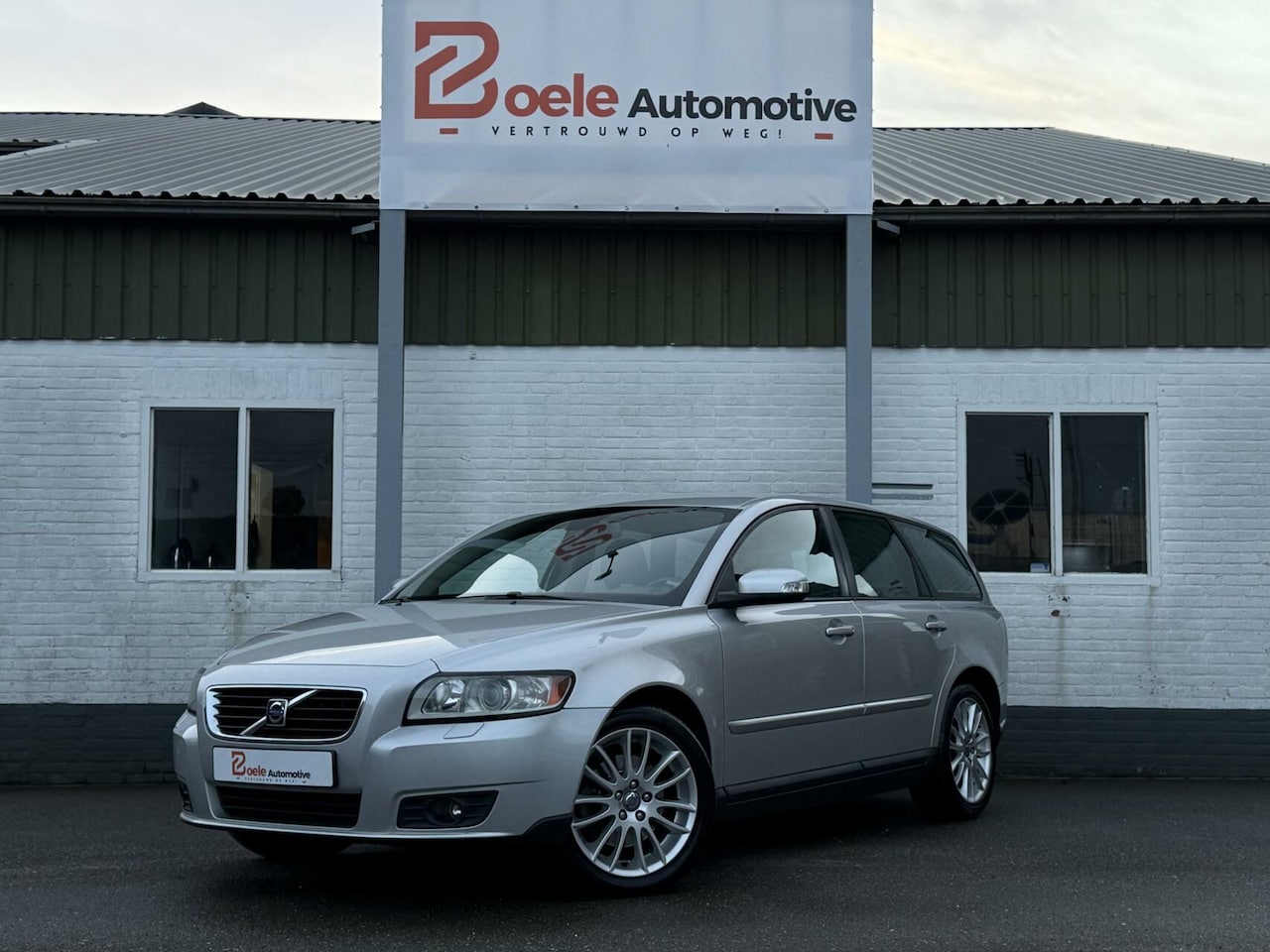 Volvo V50 - 2.4 Edition Automaat / 2e Eig. / Distributie V.V. / CarPlay / Trekhaak - AutoWereld.nl