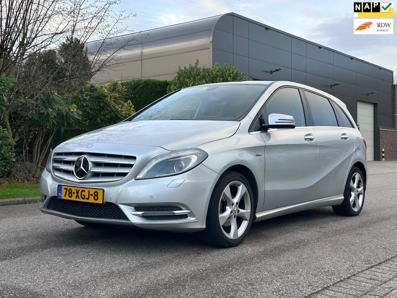 Mercedes-Benz B-klasse - 180 Ambition CarPlay/Android Auto*Leder*Cruise*NAP*Airco*LM velgen*Trekhaak*APK* - AutoWereld.nl