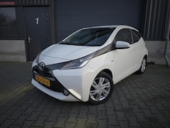 Toyota Aygo - 1.0 VVT-i x-play Park. Camera Bluetooth Airco Lm