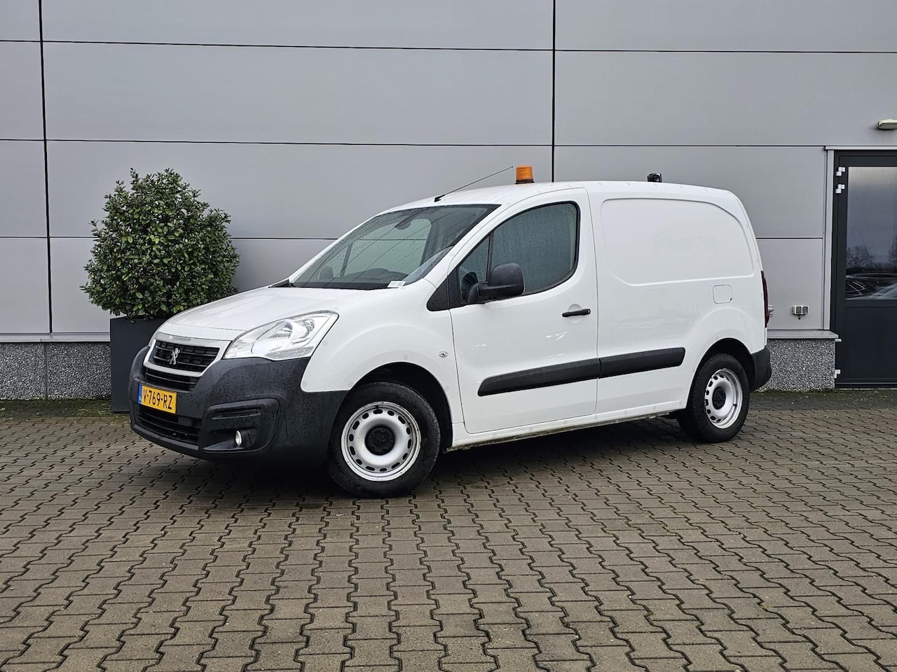 Peugeot Partner - 122 1.6 BlueHDi 100PK L1 Premium S&S | Houten Vloer | Bluetooth | Cruise | Parkeersensoren - AutoWereld.nl