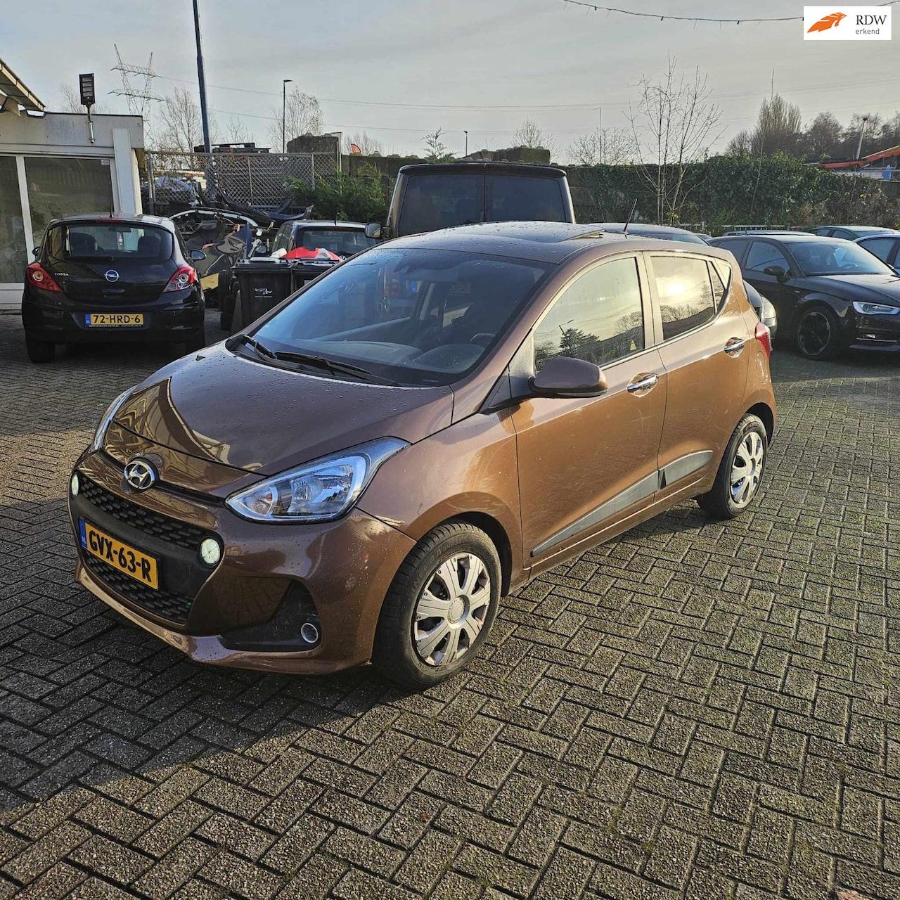 Hyundai i10 - 1.0i i-Premium aut.-Stoelverwarming-Parkeersensoren-Lane assist-Stuurverwarming-Bluetooth - AutoWereld.nl