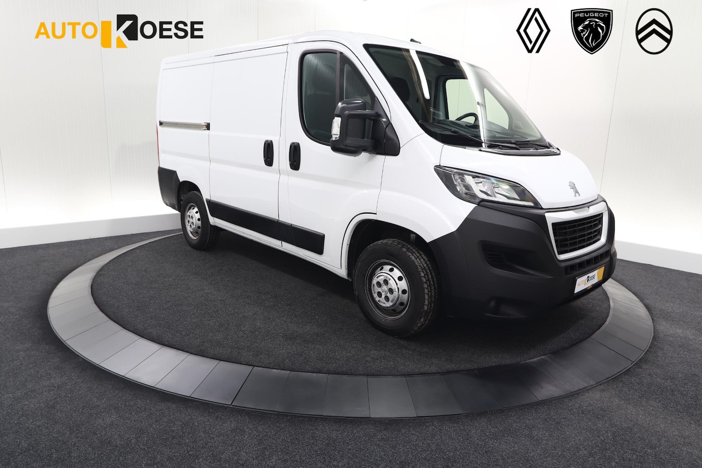 Peugeot Boxer - 330 2.2 BlueHDi 120 L1H1 Premium | Trekhaak | Camera | Betimmering Laadruimte | Navigatie - AutoWereld.nl